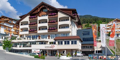 Wellnessurlaub - Kräutermassage - Samnaun Dorf - Aussenansicht Sommer - Romantik & Spa Alpen-Herz