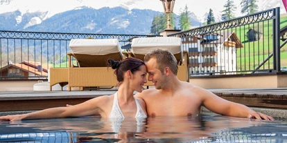 Wellnessurlaub - Parkplatz: kostenlos beim Hotel - Untermieming - Outdoor Pool mit Panorama Blick - Romantik & Spa Alpen-Herz