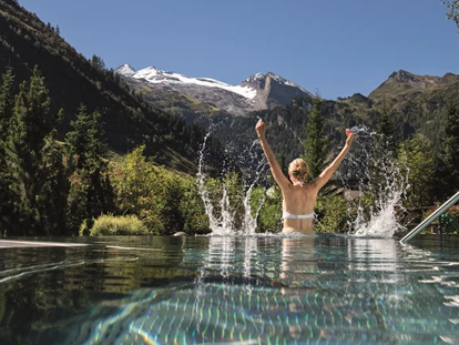 Wellnessurlaub - Lymphdrainagen Massage - Mühlen in Taufers - Panorama-Außenpool Sommer - Hotel Alpenhof 