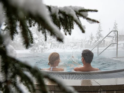 Wellnessurlaub - Lymphdrainagen Massage - Mühlen in Taufers - Panorama-Außenpool Winter - Hotel Alpenhof 