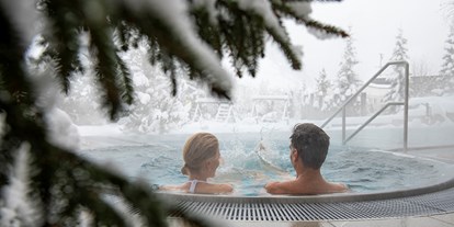 Wellnessurlaub - Finnische Sauna - Vals/Mühlbach Vals - Panorama-Außenpool Winter - Hotel Alpenhof 