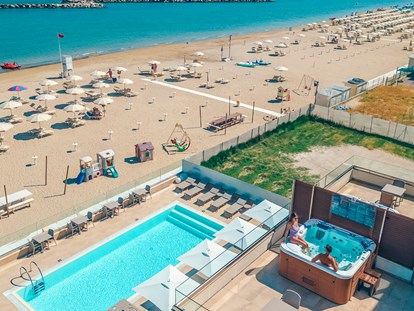 Wellnessurlaub - Pools: Außenpool beheizt - Emilia Romagna - You & Me Beach Hotel