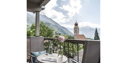 Wellnessurlaub - Peeling - Tirol bei Meran - Traumhafte Lage, mit Blick über den Meraner Talkessel - Hotel das stachelburg