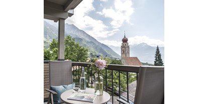 Wellnessurlaub - Whirlpool am Zimmer - Trentino-Südtirol - Traumhafte Lage, mit Blick über den Meraner Talkessel - Hotel das stachelburg