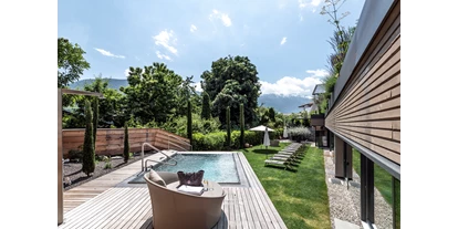 Wellnessurlaub - Peeling - Tirol bei Meran - großzügiges Relax Whirlpool im Garten  - Hotel das stachelburg