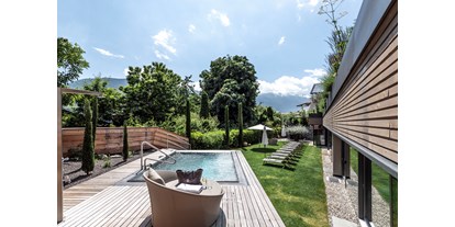 Wellnessurlaub - Whirlpool am Zimmer - Südtirol  - großzügiges Relax Whirlpool im Garten  - Hotel das stachelburg