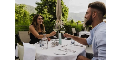 Wellnessurlaub - Honigmassage - Tirol bei Meran - Dinner an lauen Abenden auf unserer Terrasse - Hotel das stachelburg