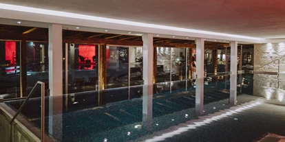 Wellnessurlaub - Langschläferfrühstück - Ruhpolding - Pool bei Nacht im Hotel Kitzhof Mountain Design Resort - Hotel Kitzhof Mountain Design Resort