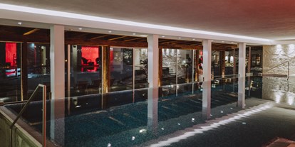Wellnessurlaub - Pools: Infinity Pool - Kössen - Pool bei Nacht im Hotel Kitzhof Mountain Design Resort - Hotel Kitzhof Mountain Design Resort