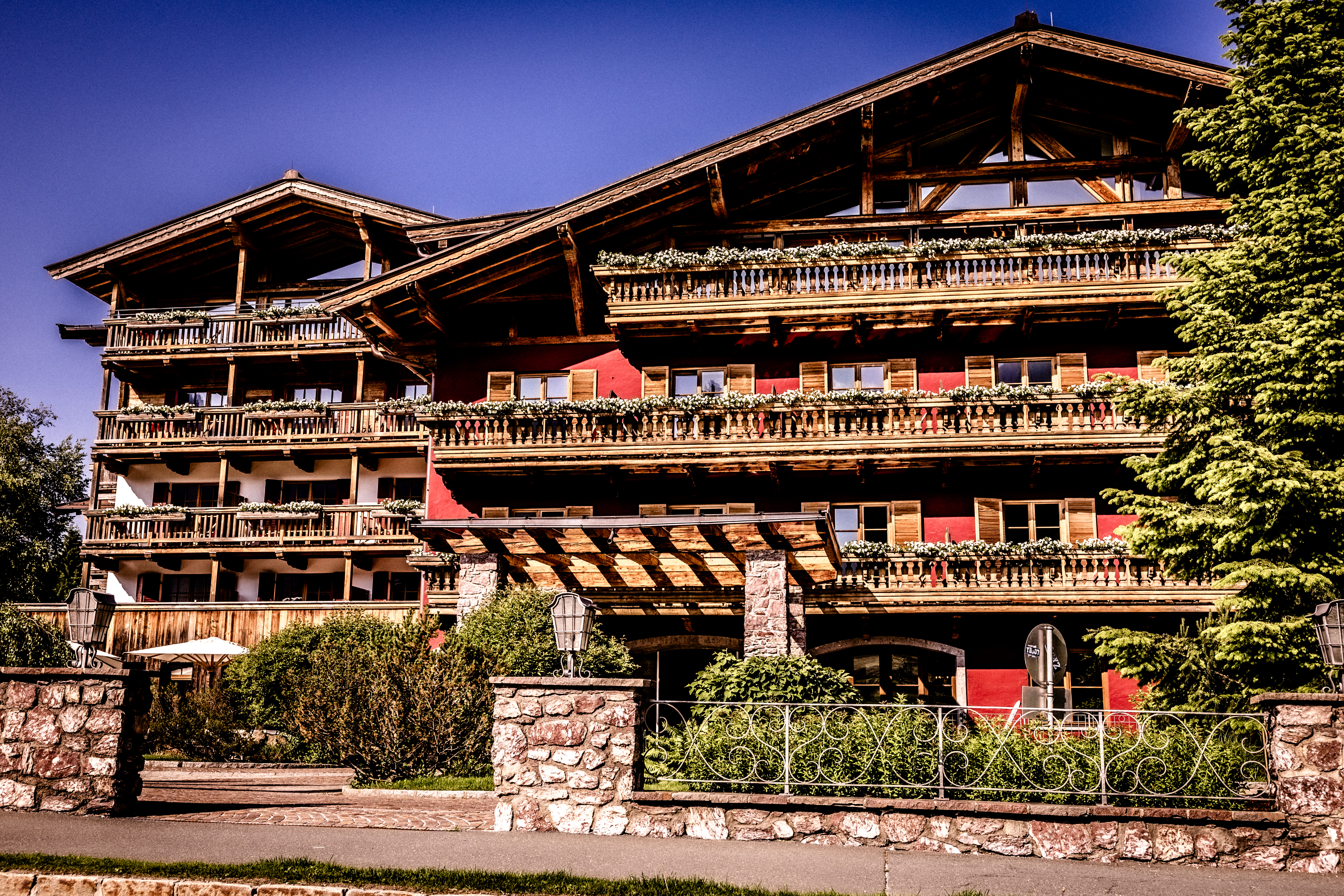 Wellnesshotel - Außenansicht Hotel Kitzhof Mountain Design Resort in Kitzbühel - Hotel Kitzhof Mountain Design Resort