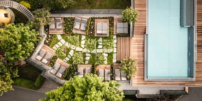 Wellnessurlaub - Shiatsu Massage - Grießen (Leogang) - Infinity Pool und Dachgarten von oben - Wohlfühlresort Peternhof 