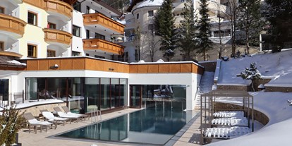 Wellnessurlaub - Pools: Außenpool beheizt - St. Gallenkirch - Außenpool im Winter - Hotel Post Ischgl