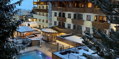 Wellnessurlaub - Bettgrößen: Doppelbett - Fiss - Außenpool im Winter - Hotel Post Ischgl