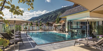 Wellnessurlaub - Parkplatz: kostenlos in Gehweite - Kitzbühel - beheizter Außenpool Hotel Post in Kaltenbach, Sommer - Hotel Post Kaltenbach