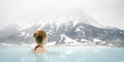 Wellnessurlaub - WLAN - Tiroler Oberland - Beheizter Außenpool im Winter
©️ Günter Standl - Hotel Post Lermoos