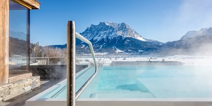 Wellnessurlaub - Textilsauna - Tirol - Außenpool im Winter
©️ Günter Standl - Hotel Post Lermoos