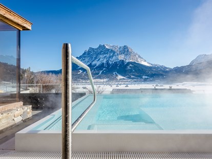 Wellnessurlaub - Hotel-Schwerpunkt: Wellness & Golf - Grän - Außenpool im Winter
©️ Günter Standl - Hotel Post Lermoos