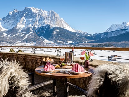 Wellnessurlaub - Schokoladenmassage - Die Zugspitze im Winter
©️ Günter Standl - Hotel Post Lermoos