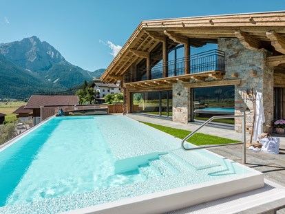 Wellnessurlaub - Pools: Außenpool beheizt - Tirol - Saunahaus
©️ Günter Standl - Hotel Post Lermoos