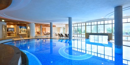 Wellnessurlaub - Hotel-Schwerpunkt: Wellness & Golf - Zugspitze - Innenpool - Hotel Post Lermoos