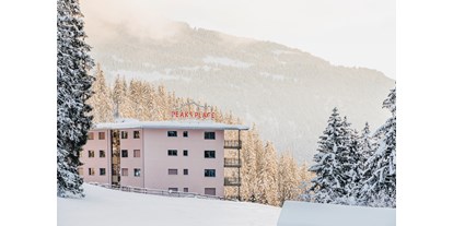 Wellnessurlaub - Biosauna - Graubünden - Peaks Place aussen - Peaks Place Apartment-Hotel & Spa