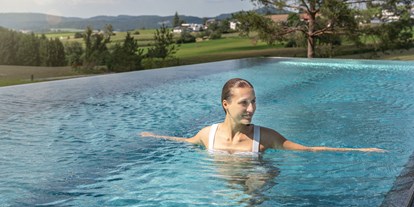 Wellnessurlaub - Pools: Infinity Pool - Bad Füssing Riedenburg - Pool Loxone Campus - Loxone Campus