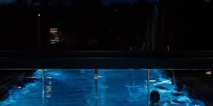 Wellnessurlaub - Pools: Infinity Pool - Mühlviertel - Pool by night Loxone Campus - Loxone Campus