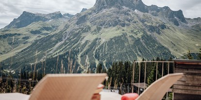 Wellnessurlaub - Fußreflexzonenmassage - Arlberg - Panorama Terrasse  - Hotel Goldener Berg