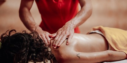 Wellnessurlaub - Lymphdrainagen Massage - Ischgl - Behandlungen im Alpin Spa - Hotel Goldener Berg - Your Mountain Selfcare Resort