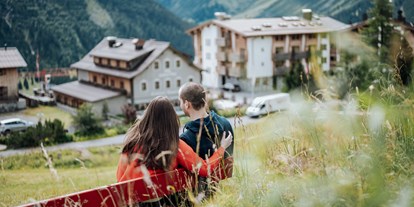 Wellnessurlaub - Kräutermassage - Samnaun Dorf - Inmitten der Natur am Energieberg - Hotel Goldener Berg - Your Mountain Selfcare Resort