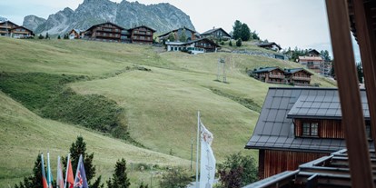 Wellnessurlaub - Day SPA - Arlberg - Zimmer mit Ausblick - Hotel Goldener Berg - Your Mountain Selfcare Resort