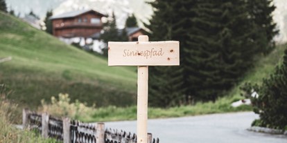 Wellnessurlaub - Kräutermassage - Samnaun Dorf - Hotel Goldener Berg - Your Mountain Selfcare Resort