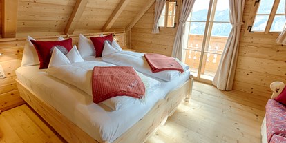 Wellnessurlaub - Bettgrößen: Doppelbett - Feld am See - Almhütten Charlet Schlafzimmer - Almdorf Seinerzeit 