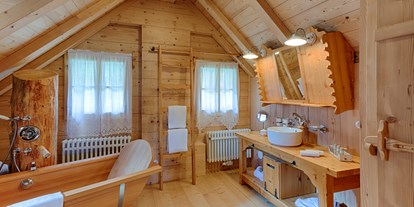 Wellnessurlaub - Honigmassage - Neuprießenegg - Almhütten Charlet Badezimmer - Almdorf Seinerzeit 