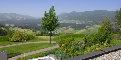 Wellnessurlaub - Fußreflexzonenmassage - Bodensee - Bregenzer Wald - Wellnesshotel Linde Außenpool mit Weitblick  - Wellnesshotel Linde
