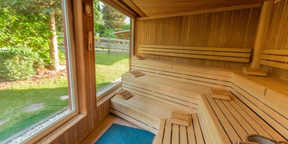 Wellnessurlaub - Lymphdrainagen Massage - Fügen - Finn Sauna mit Sicht in den Garten - Appart- und Wellnesshotel Charlotte Seefeld