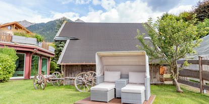 Wellnessurlaub - Bettgrößen: Doppelbett - Seefeld in Tirol - Relaxmuscheln im Garten - Appart- und Wellnesshotel Charlotte Seefeld