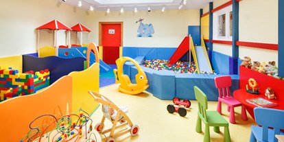 Wellnessurlaub - Pools: Innenpool - Tschöran - Kinderspielraum - Familienhotel Hinteregger