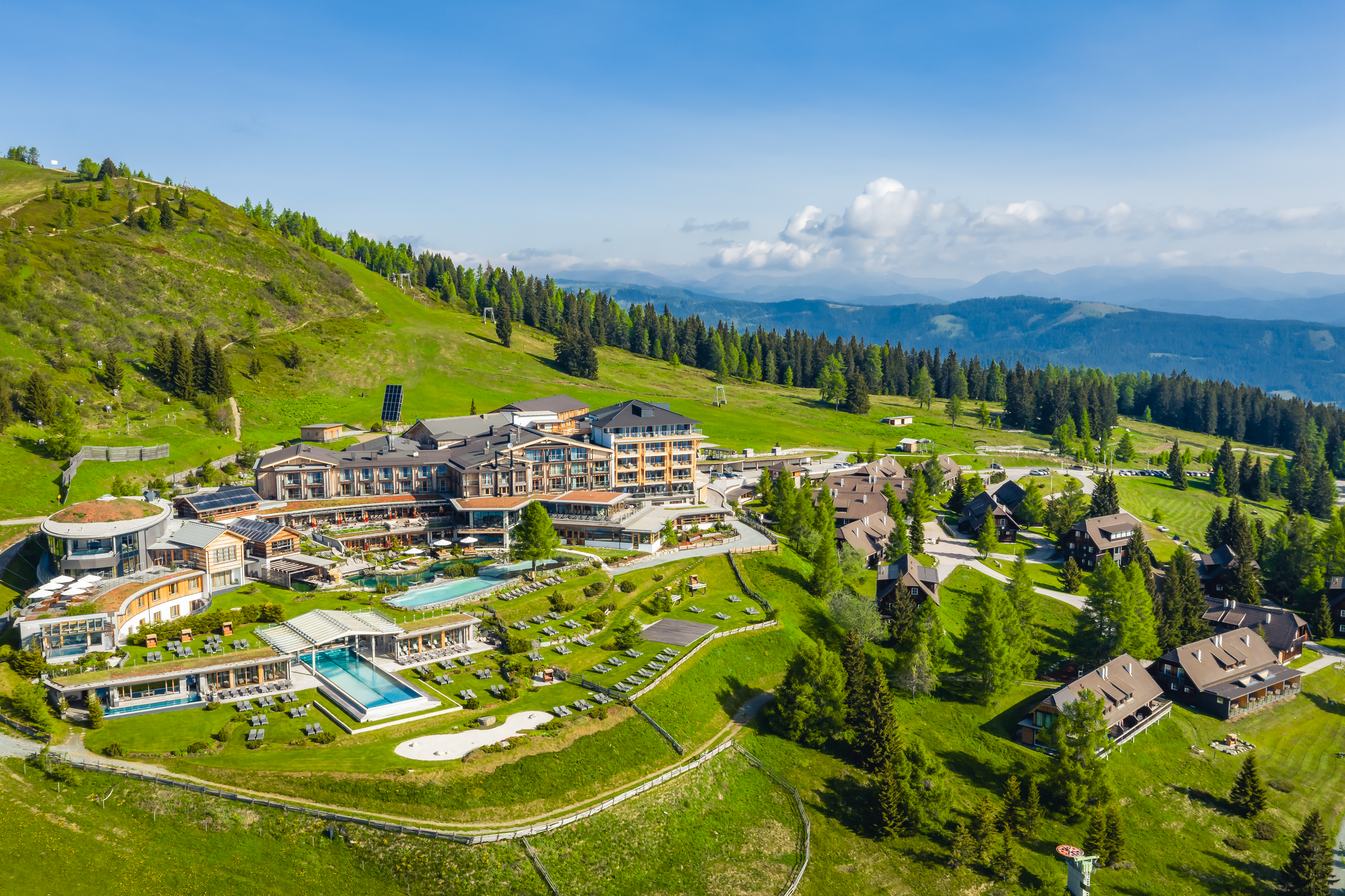 Wellnesshotel - Auf 1 769 Metern Höhe, hoch über den Tälern und Seen Kärntens, liegt das Mountain Resort Feuerberg. Dort wo die Luft klar und der Blick unendlich ist, begegnet man einer Welt, die von seltener Schönheit und tiefem Frieden geprägt ist - Feuerberg Mountain Resort