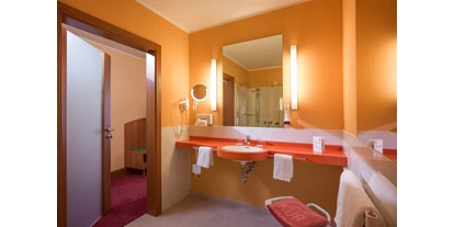 Wellnessurlaub - Wirbelsäulenmassage - Strobl - Badezimmer - Vivea 4* Hotel Bad Goisern