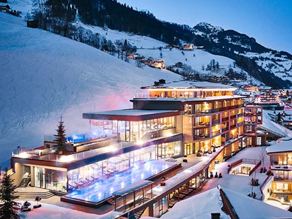 Wellnessurlaub - Höggen - Außenansicht Winter - DAS EDELWEISS Salzburg Mountain Resort