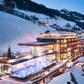 Wellnesshotel - Außenansicht Winter - DAS EDELWEISS Salzburg Mountain Resort