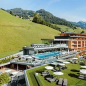 Wellnesshotel - Außenansicht Frühling/Sommer - DAS EDELWEISS Salzburg Mountain Resort