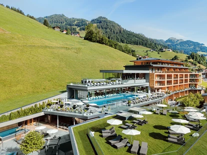 Wellnessurlaub - Bettgrößen: Doppelbett - Hüttschlag - Außenansicht Frühling/Sommer - DAS EDELWEISS Salzburg Mountain Resort