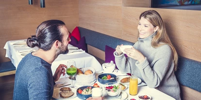 Wellnessurlaub - Bettgrößen: Queen Size Bett - Pron - reichhaltiges Frühstück - Design & Wellness Hotel Alpenhof