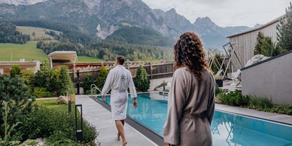 Wellnessurlaub - Ganzkörpermassage - ThermaLeogang mit Blick auf die Leoganger Steinberge - Good Life Resort Riederalm