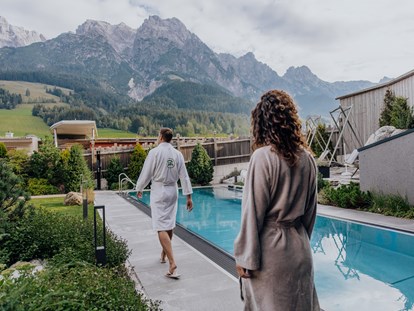 Wellnessurlaub - Hotelbar - ThermaLeogang mit Blick auf die Leoganger Steinberge - Good Life Resort Riederalm