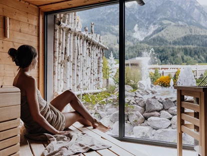 Wellnessurlaub - Aromasauna - Grießen (Leogang) - Sauna mit Bergblick auf die Leoganger Steinberge - Good Life Resort Riederalm