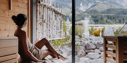Wellnessurlaub - Bettgrößen: Doppelbett - PLZ 5700 (Österreich) - Sauna mit Bergblick auf die Leoganger Steinberge - Good Life Resort Riederalm