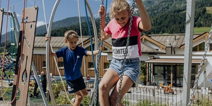 Wellnessurlaub - zustellbare Kinderbetten - Ellmau - Outdoor-Spielpark - Motorikparcours - Good Life Resort Riederalm